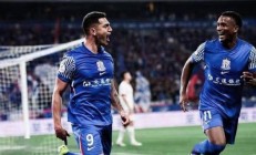 米兰体育官网-意外驚喜：前鋒憑個人表現為球隊帶來領先