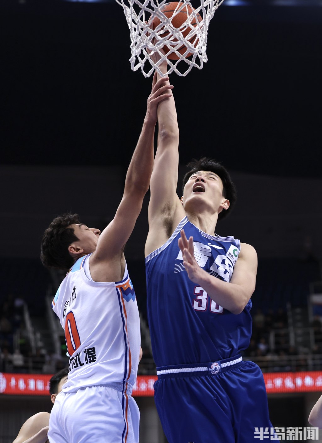 青岛男篮惊险胜出，赢得关键比赛的简单介绍