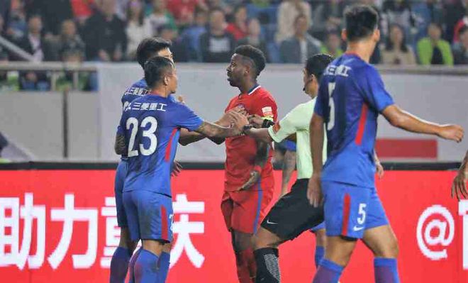 包含广州富力主场憾负重庆斯威，再次失利的词条