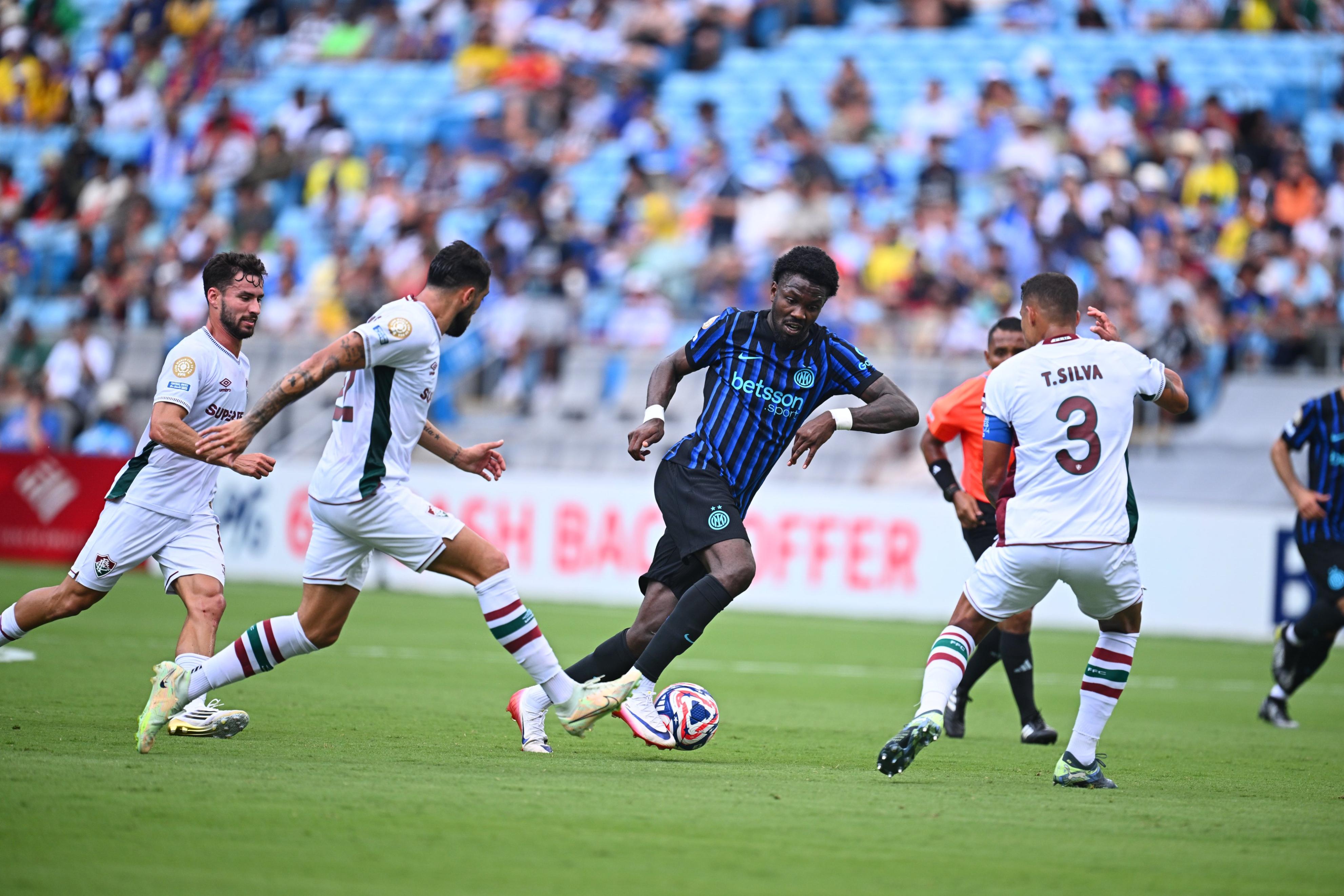 包含拉齐奥遭遇惨败，欧冠席位岌岌可危的词条