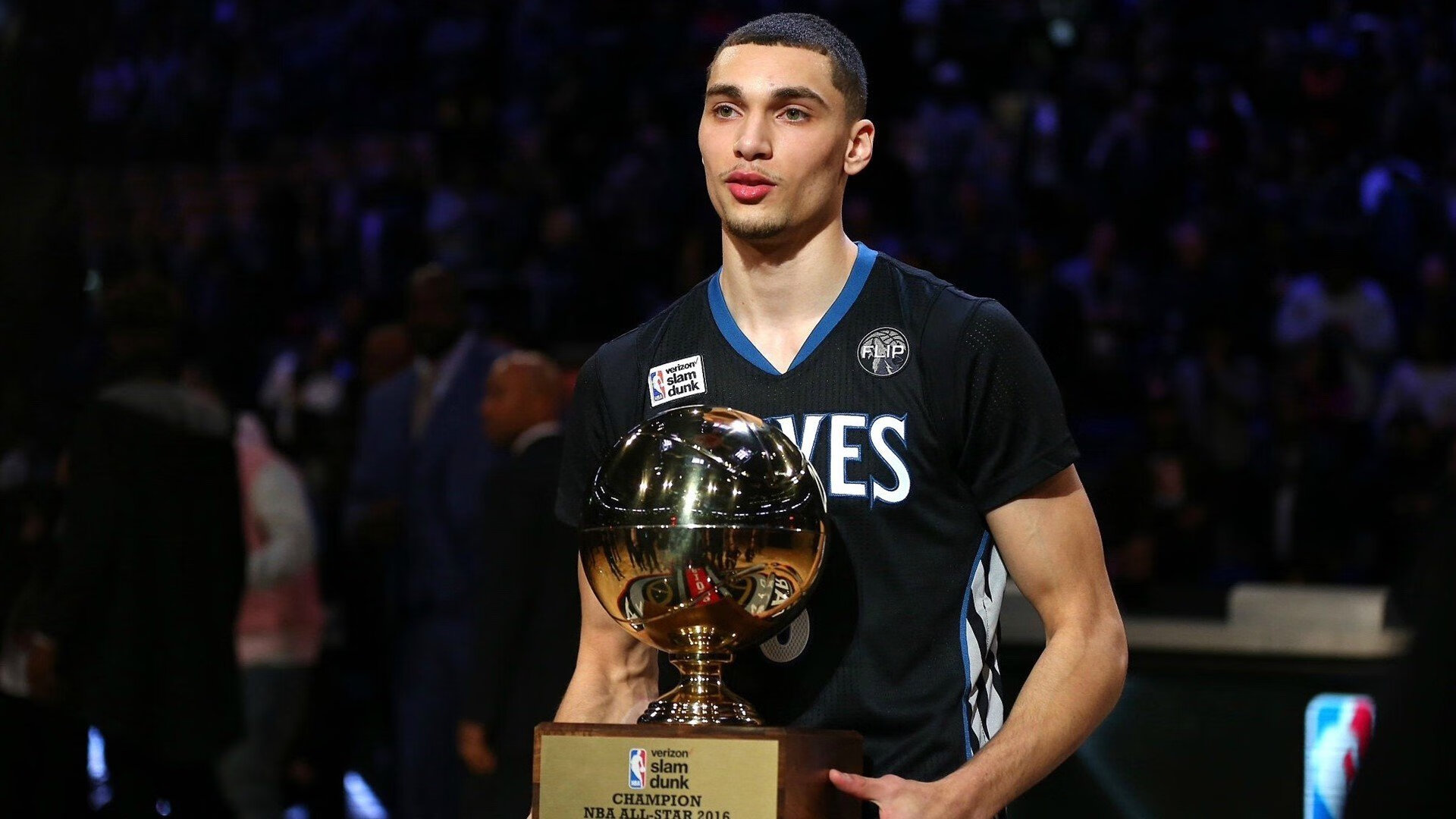 戈贝尔关键回合不手软，雄鹿绝杀魔术，防守巨塔的制胜时刻